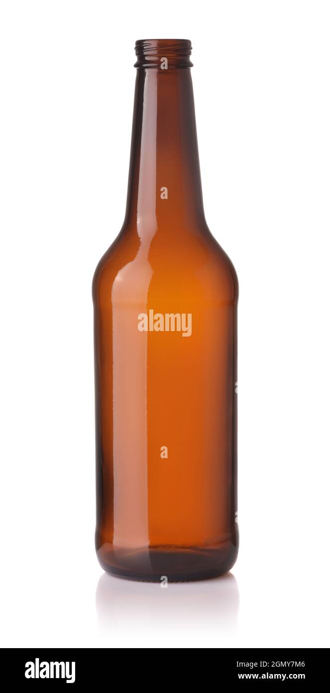 Vorderansicht einer leeren Bierflasche aus braunem Glas, isoliert auf Weiß Stockfoto