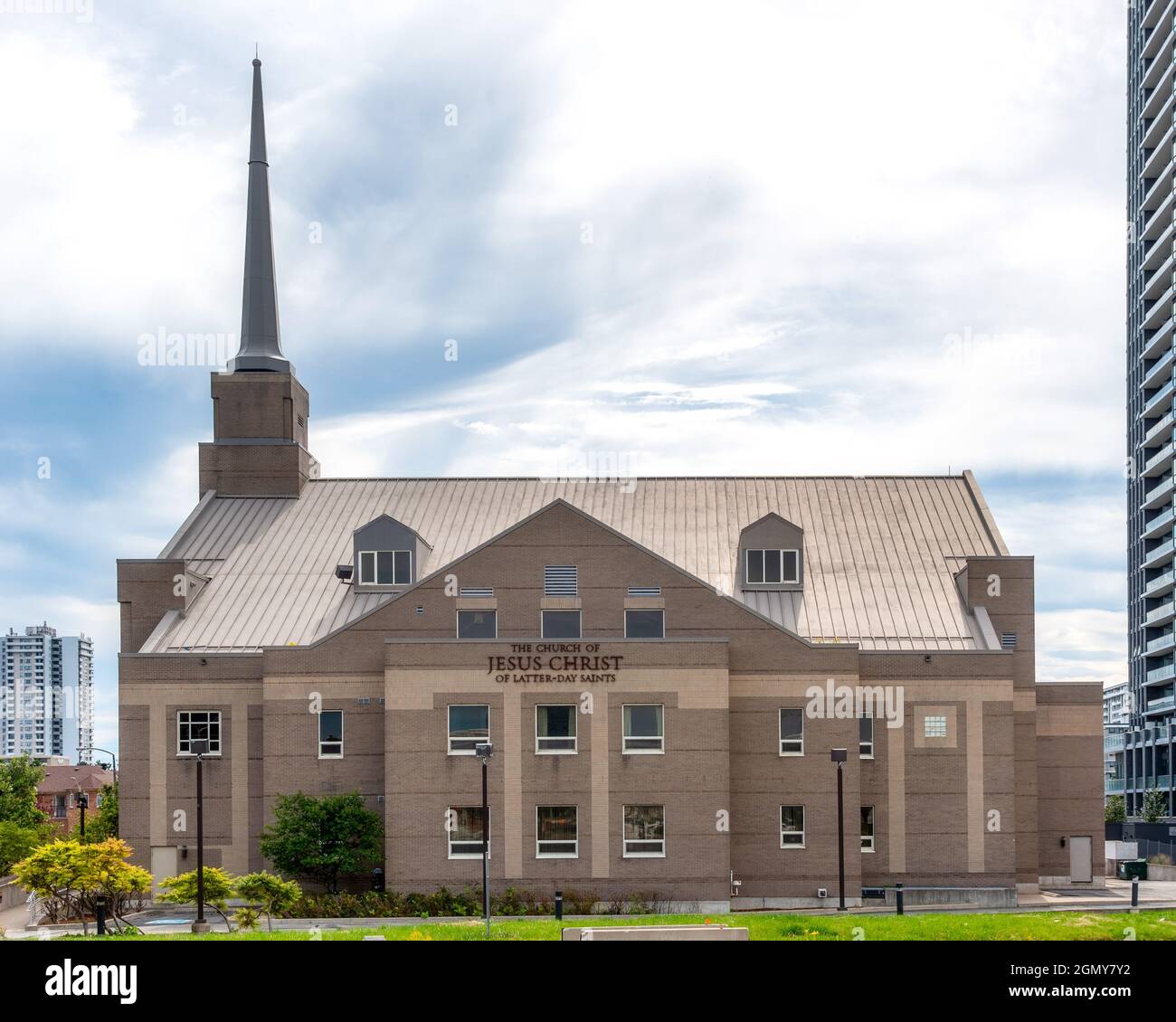 Außenarchitektur der Kirche Jesu Christi der Heiligen der Letzten Tage in North York in Toronto, Kanada. Der Tempel befindet sich in der Nähe des Stockfoto