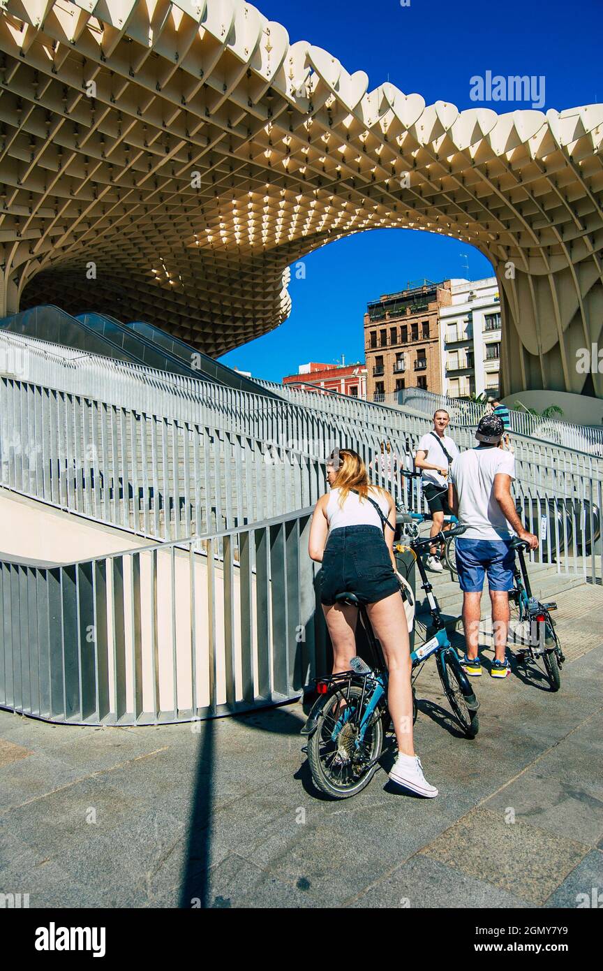 Sevilla Spanien 18. September, 2021 Menschen Rollen mit dem Fahrrad in den Straßen von Sevilla, einer emblematischen Stadt und der Hauptstadt der Region Andalusi Stockfoto