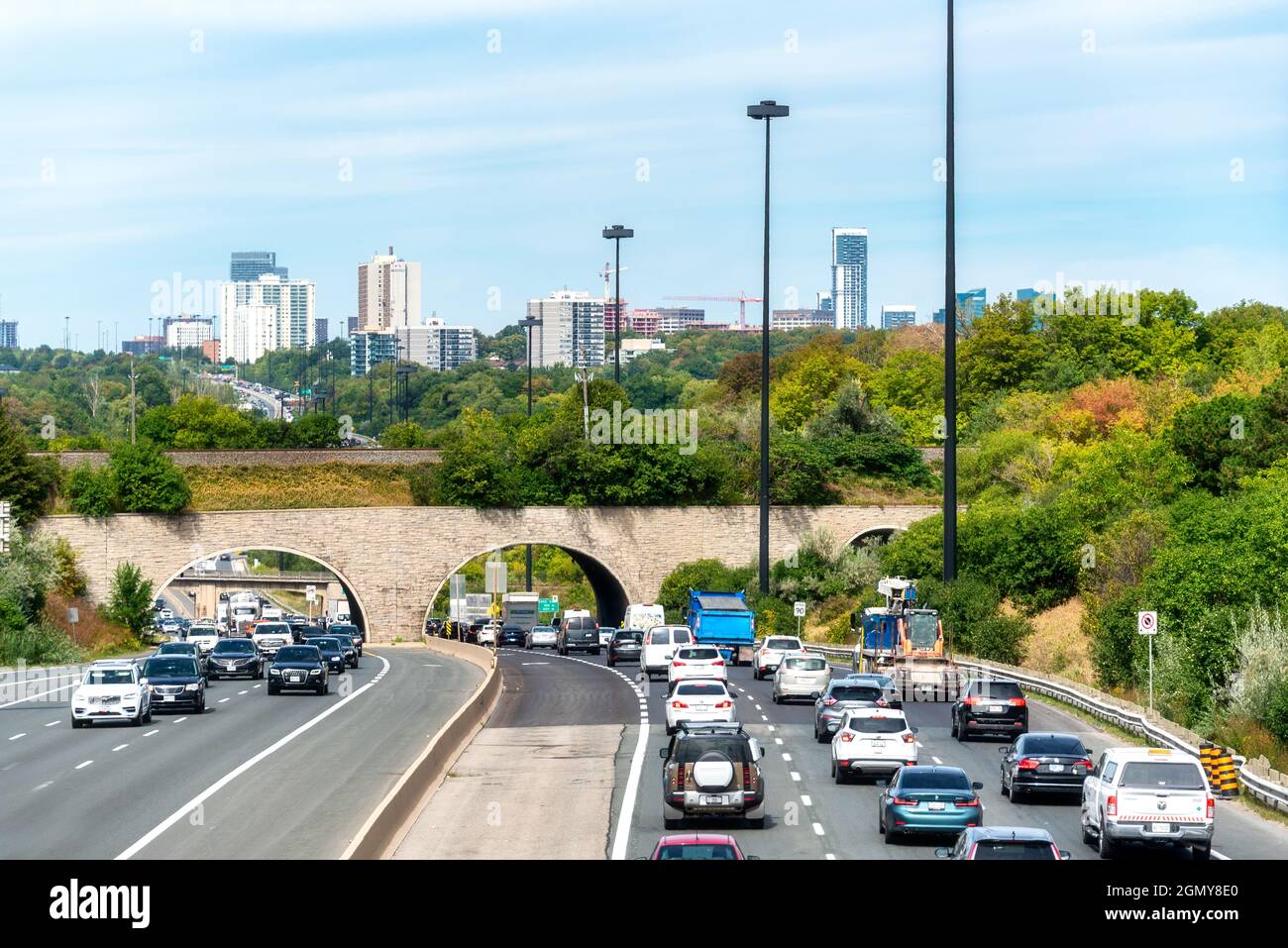 Verkehr auf dem Don Valley Parkway Highway. Fahrzeuge fahren unten und alte Brücke mit verschiedenen Bögen im North York District, Toronto, Kanada Stockfoto