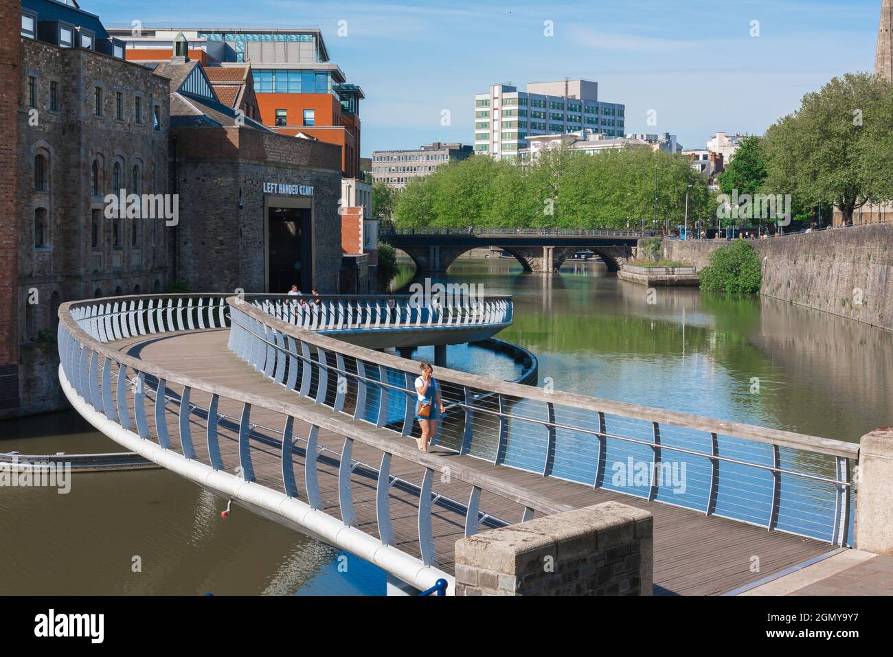 Castle Bridge Bristol, Blick im Sommer auf Castle Bridge. Die Brücke überspannt den Fluss Avon und verbindet Castle Wharf mit dem Castle Park, Bristol, Großbritannien Stockfoto