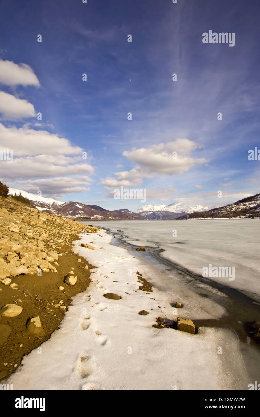 Campotosto gefrorener See, Landschaft, L'Aquila, Abruzzen, Italien, Europa Stockfoto