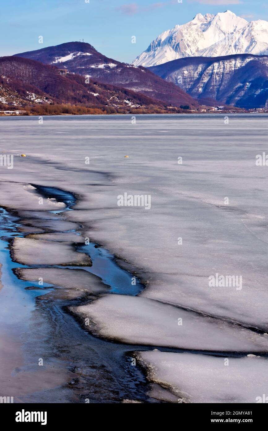 Campotosto gefrorener See, Landschaft, L'Aquila, Abruzzen, Italien, Europa Stockfoto
