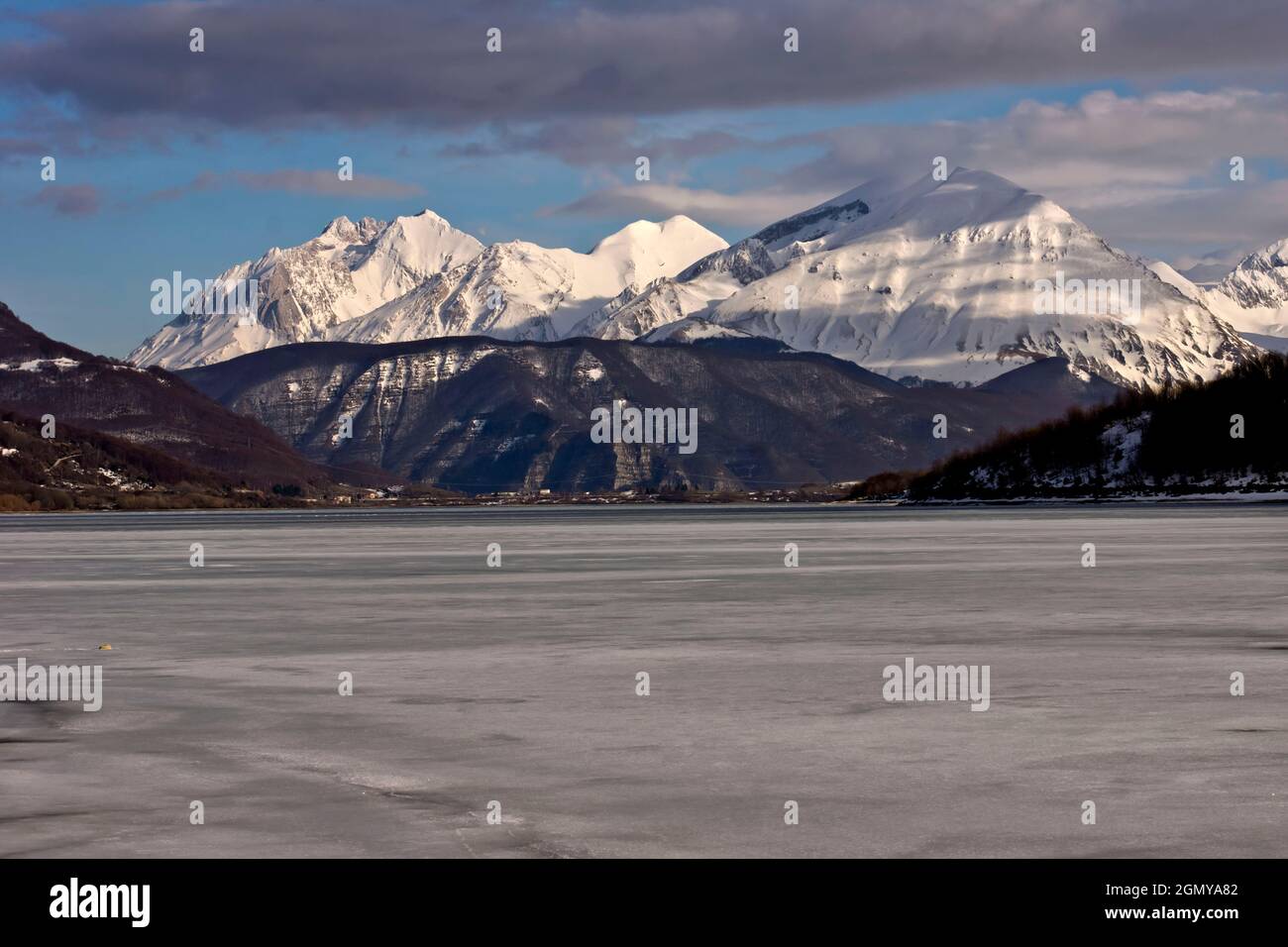 Campotosto gefrorener See, Landschaft, L'Aquila, Abruzzen, Italien, Europa Stockfoto