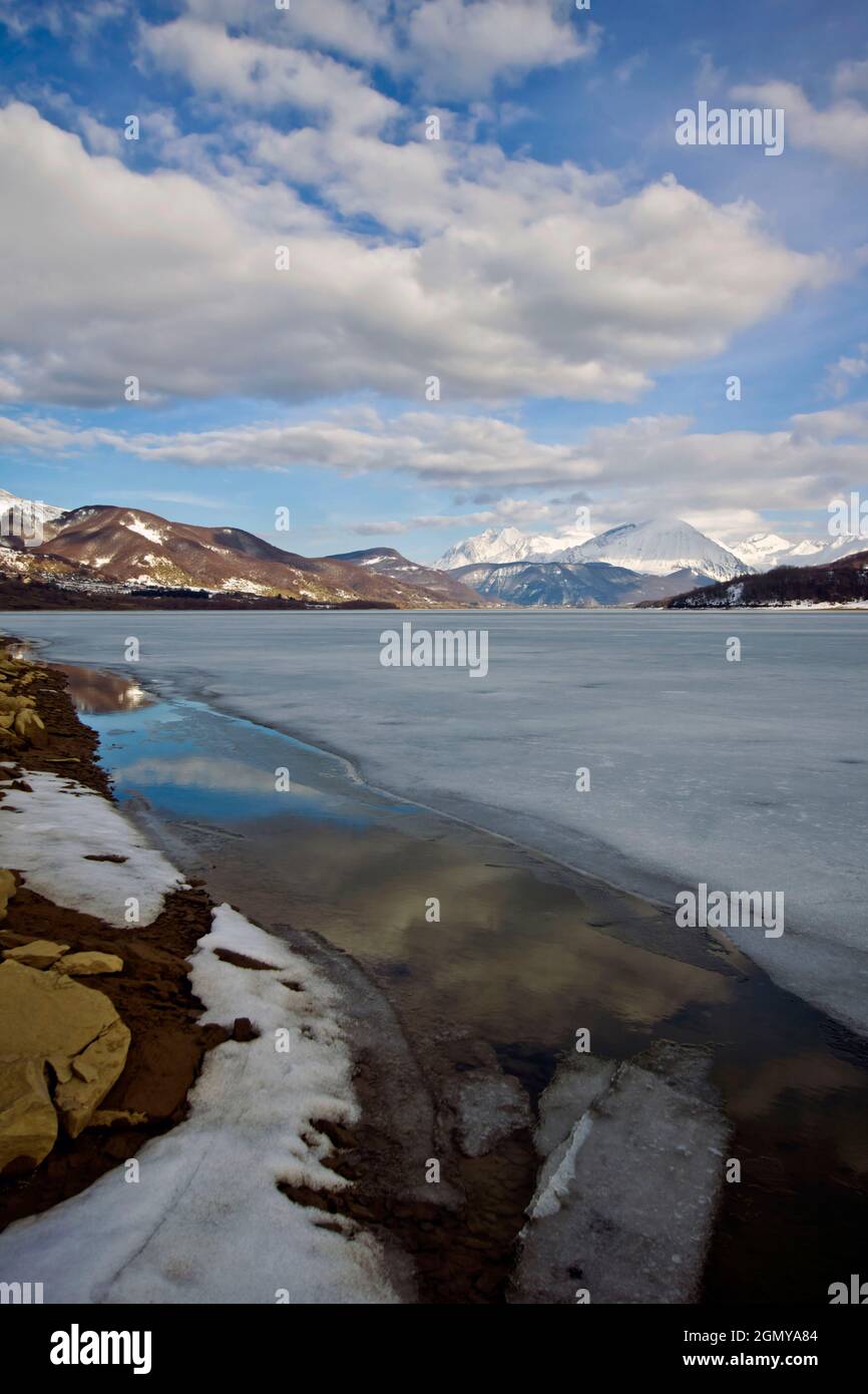 Campotosto gefrorener See, Landschaft, L'Aquila, Abruzzen, Italien, Europa Stockfoto