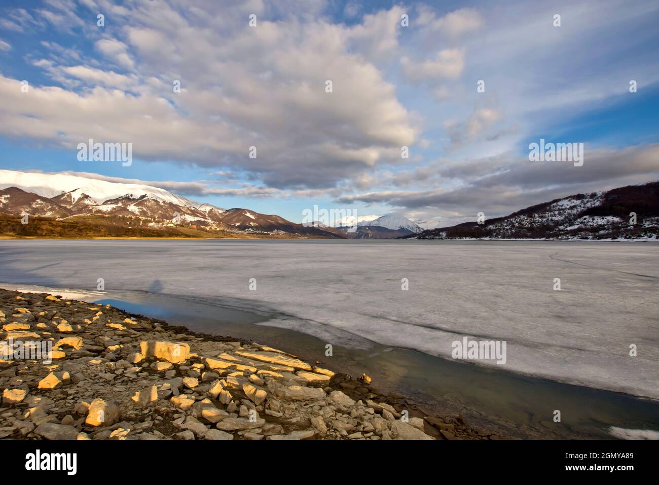Campotosto gefrorener See, Landschaft, L'Aquila, Abruzzen, Italien, Europa Stockfoto