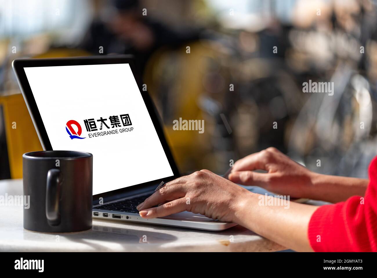 Antalya, Türkei - 21. September 2021: Logo des chinesischen Immobilienunternehmens Evergrande Real Estate Group auf dem Bildschirm des Computers der Frau. Stockfoto