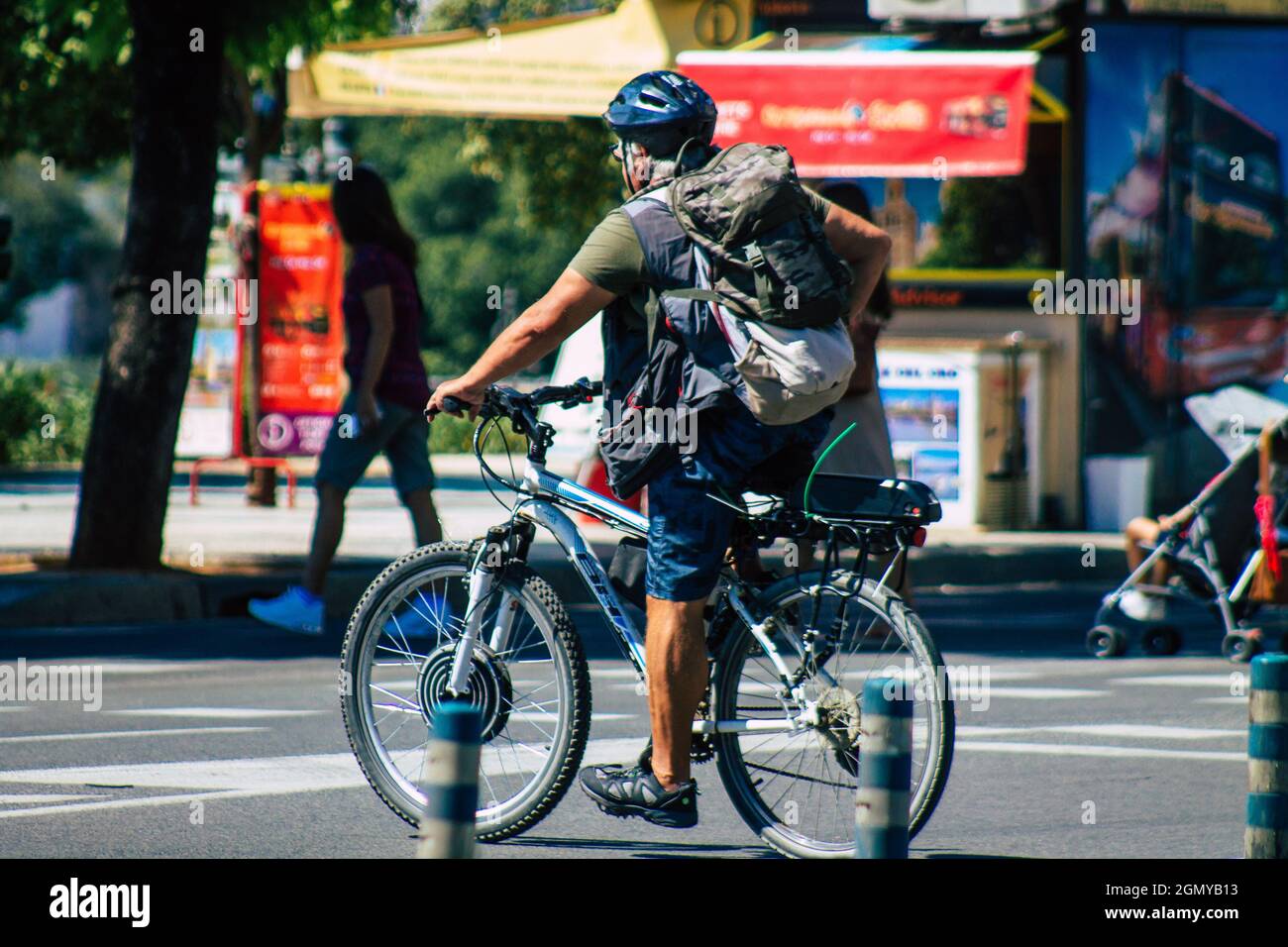 Sevilla Spanien 18. September, 2021 Menschen Rollen mit dem Fahrrad in den Straßen von Sevilla, einer emblematischen Stadt und der Hauptstadt der Region Andalusi Stockfoto