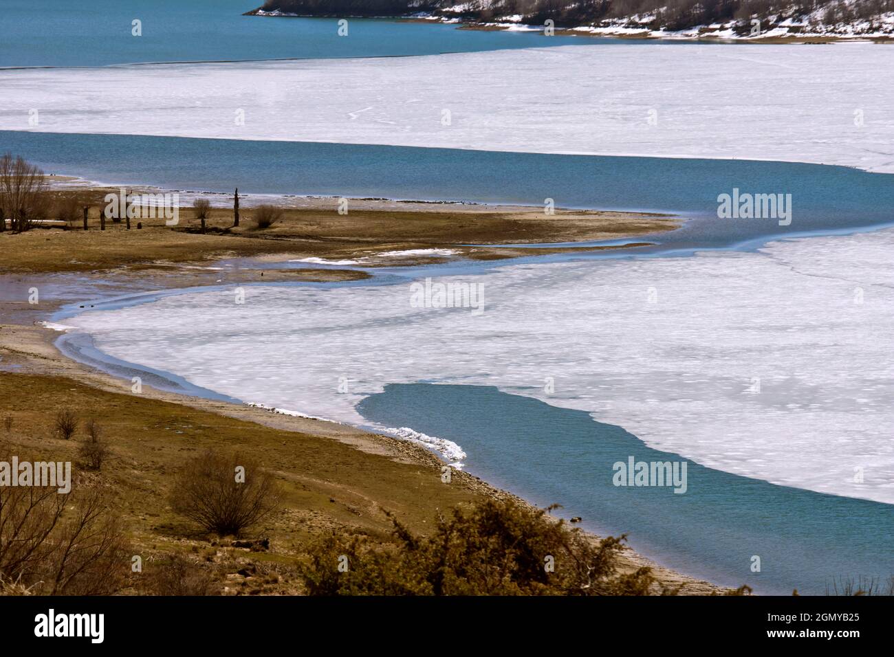 Campotosto gefrorener See, L'Aquila, Abruzzen, Italien, Europa Stockfoto