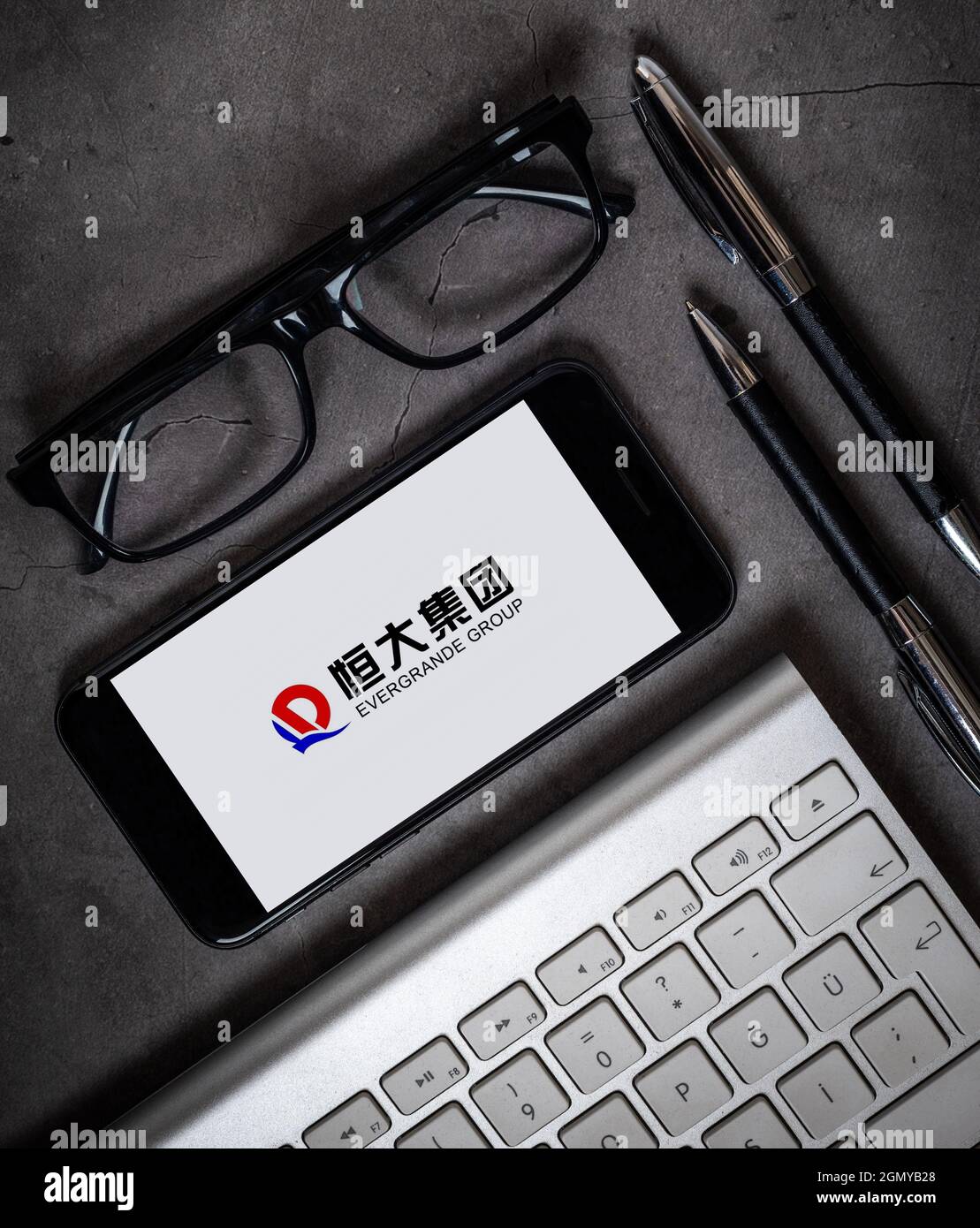 Antalya, Türkei - 21. September 2021: Logo des chinesischen Immobilienunternehmens Evergrande Real Estate Group auf dem Bildschirm des Smartphones. Stockfoto