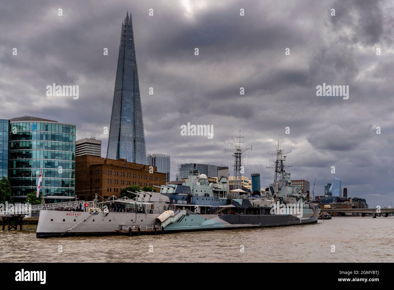 Die HMS Belfast liegt an der Themse vor dem Hintergrund des Shard, London, Großbritannien. Stockfoto