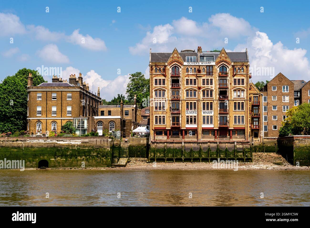Oliver's Wharf Apartment Building, The River Thames and the Wapping Old Stairs, London, Großbritannien. Stockfoto
