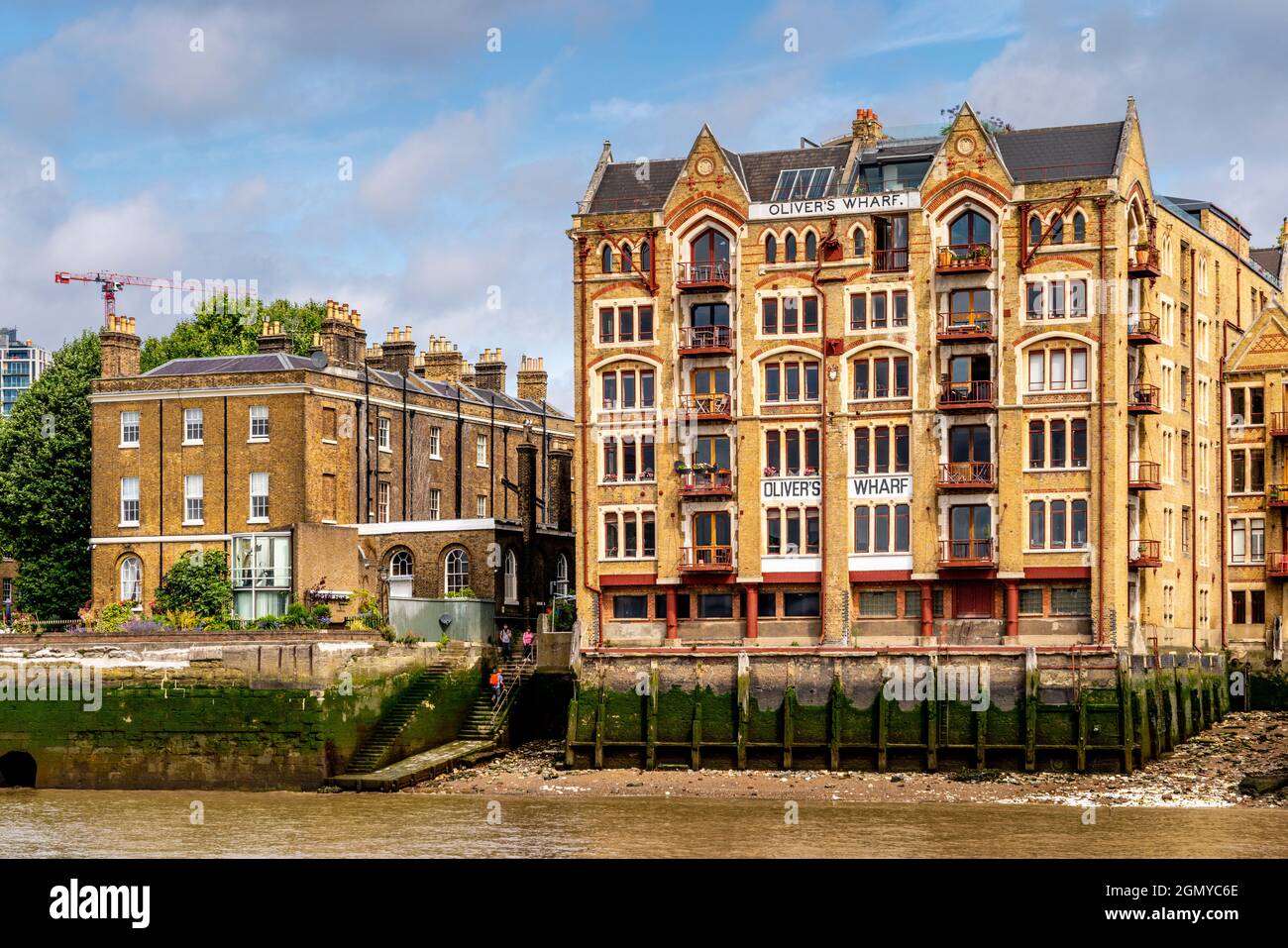 Oliver's Wharf Apartment Building, The River Thames and the Wapping Old Stairs, London, Großbritannien. Stockfoto