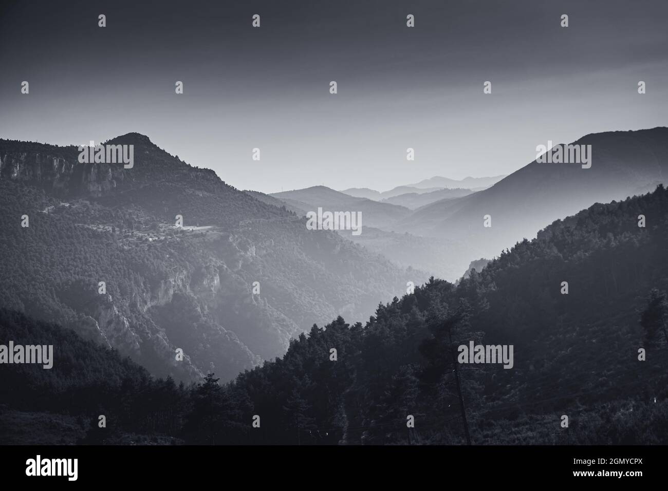 Neblige Berge in Taurus, Adana. Atmosphärische Stimmung und Hintergrund. Stockfoto