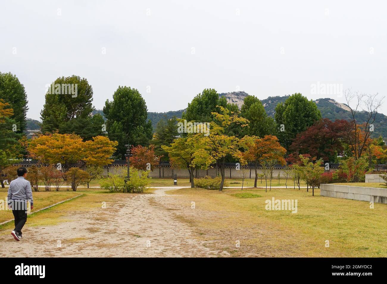Offenes Land mit Blick auf den Berg Bugaksan (oder Baegaksan) nördlich des Gyeongbokgung-Palastes im Nationalen Volksmuseum von Korea. Stockfoto