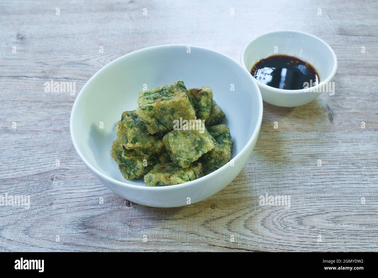 Gebratene Guizhou Knödel gefüllte Scheibe Knoblauch Schnittlauch Dipping mit sojasoße Stockfoto