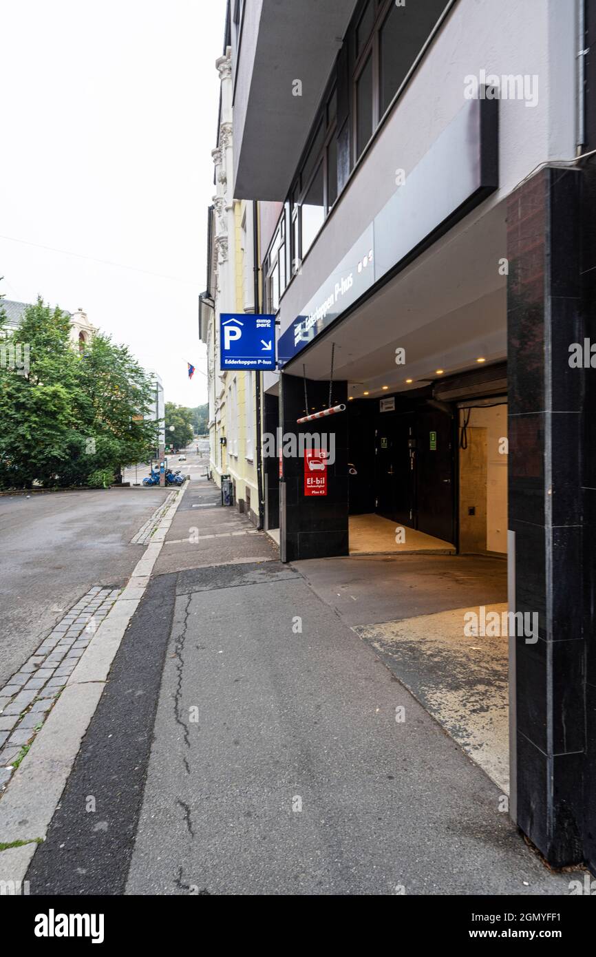 Oslo, Norwegen. September 2021. Das Schild einer Tiefgarage unter einem Gebäude im Stadtzentrum Stockfoto