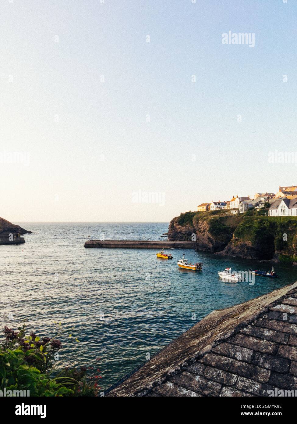 Meereshorizont und Häuser am Rande einer Klippe Stockfoto
