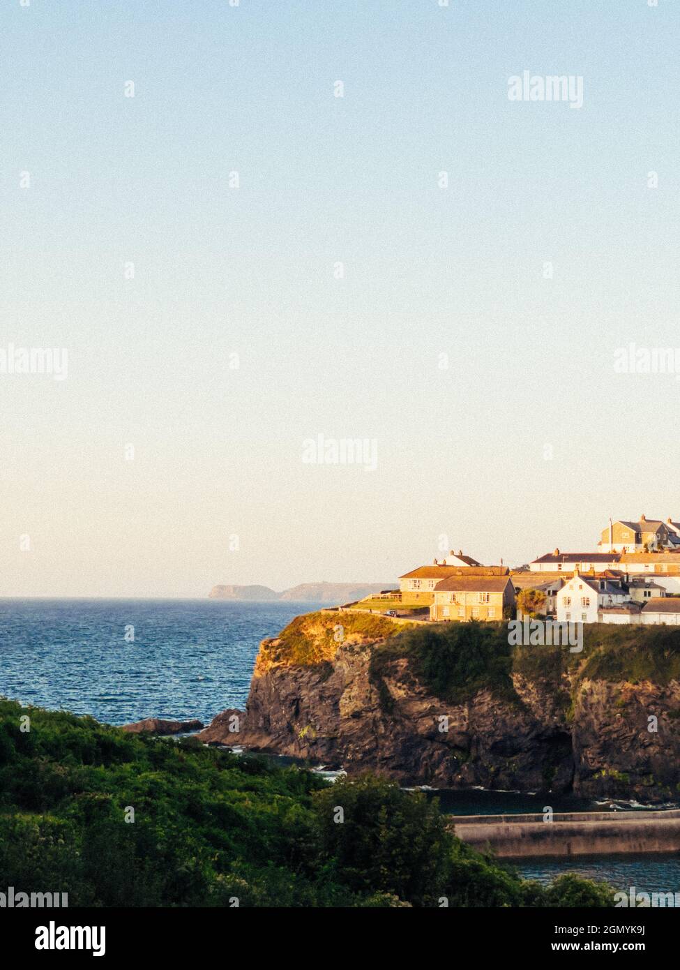 Meereshorizont und Häuser am Rande einer Klippe Stockfoto