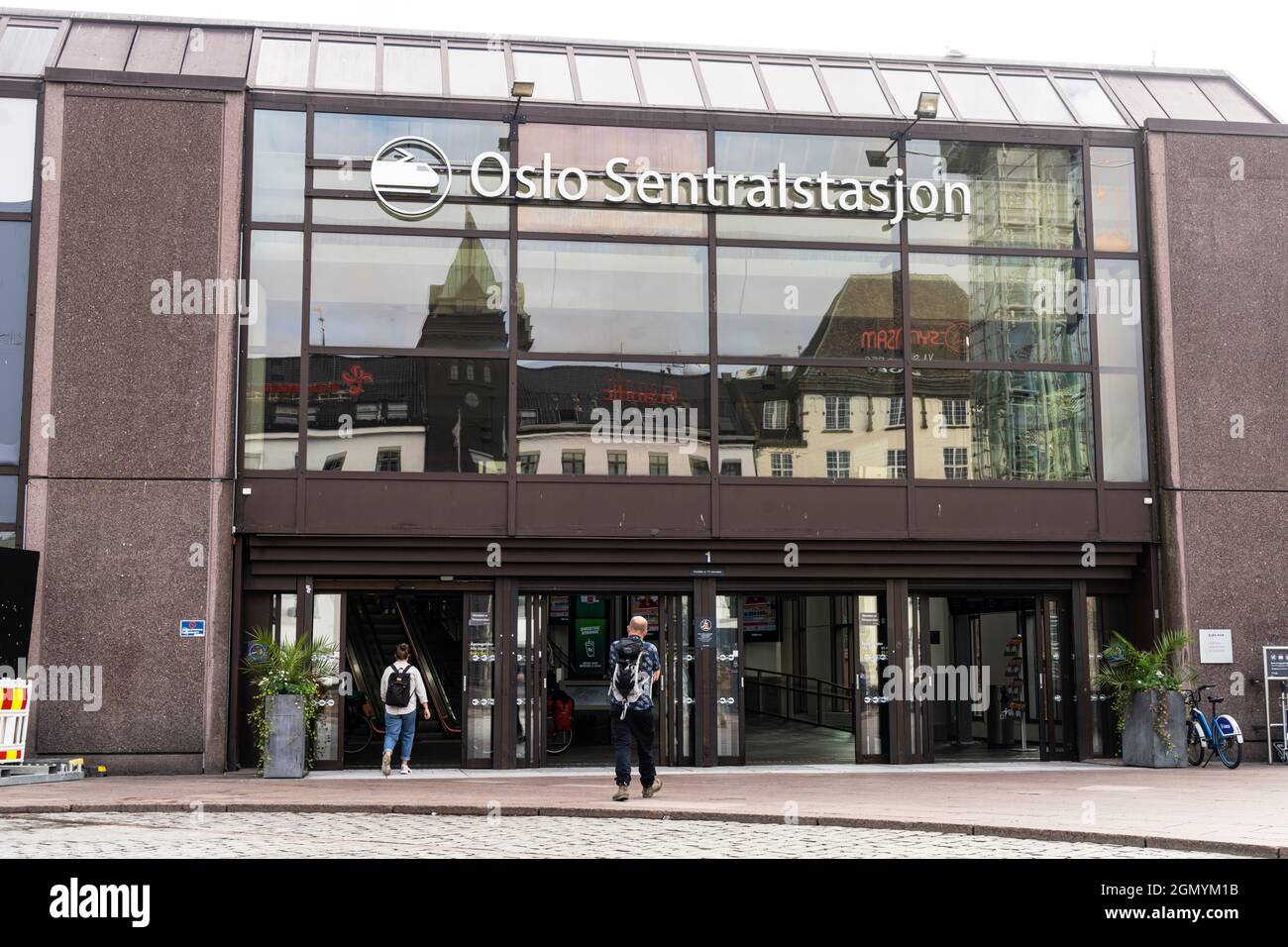 Oslo, Norwegen. September 2021. Außenansicht des Hauptbahnhofs im Stadtzentrum Stockfoto