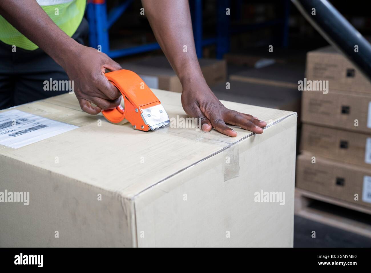 Lagerarbeiter bereitet ein Paket für die Lieferung vor. Stockfoto