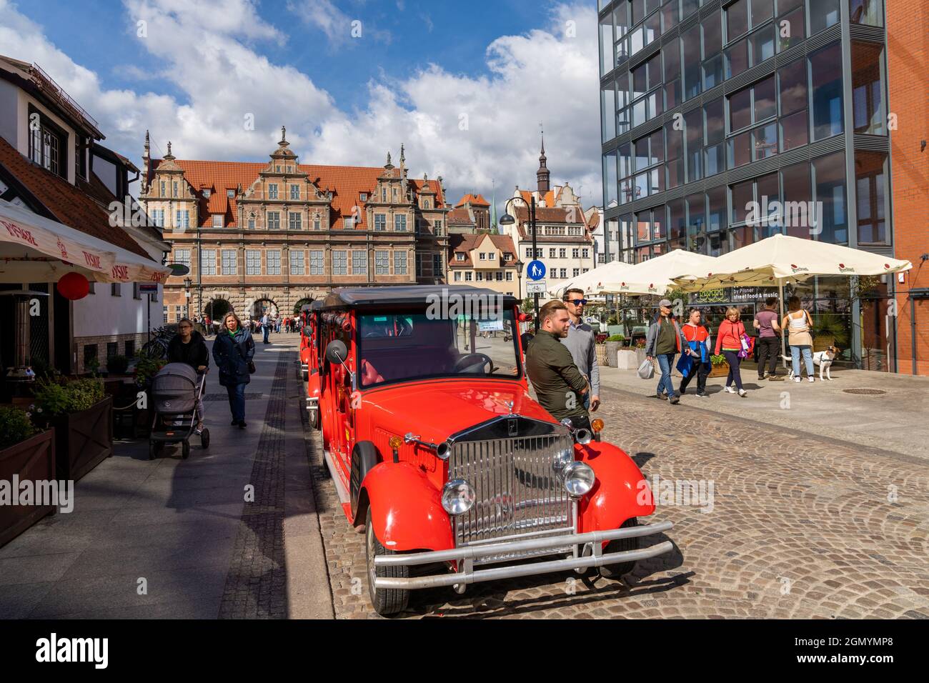 Danzig, Polen - 2. September 2021: Touristenführer und Taxis warten vor dem Grünen Tor im historischen Stadtzentrum von Danzig auf ihre Geschäfte Stockfoto