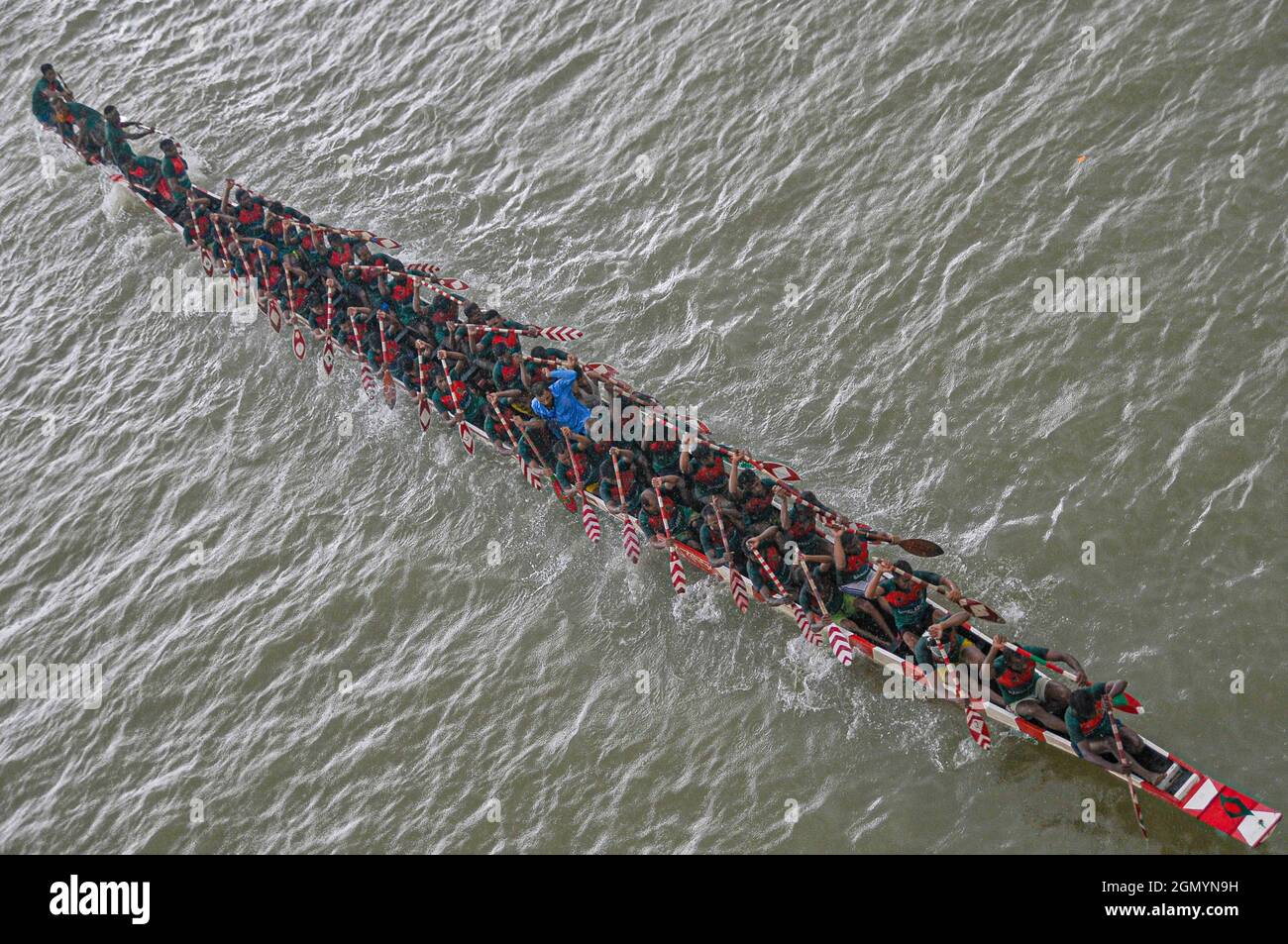 Der traditionelle Wettlauf auf dem Chenger Khal Fluss in der Badaghat Gegend von Sadar upazila, Sylhet, Bangladesch. Stockfoto