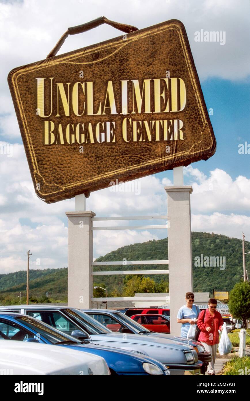 Alabama, Scottsboro, Unclaimed Baggage Center Lost Airline Airlines Gepäck Fracht Schild vor dem Eingang Stockfoto