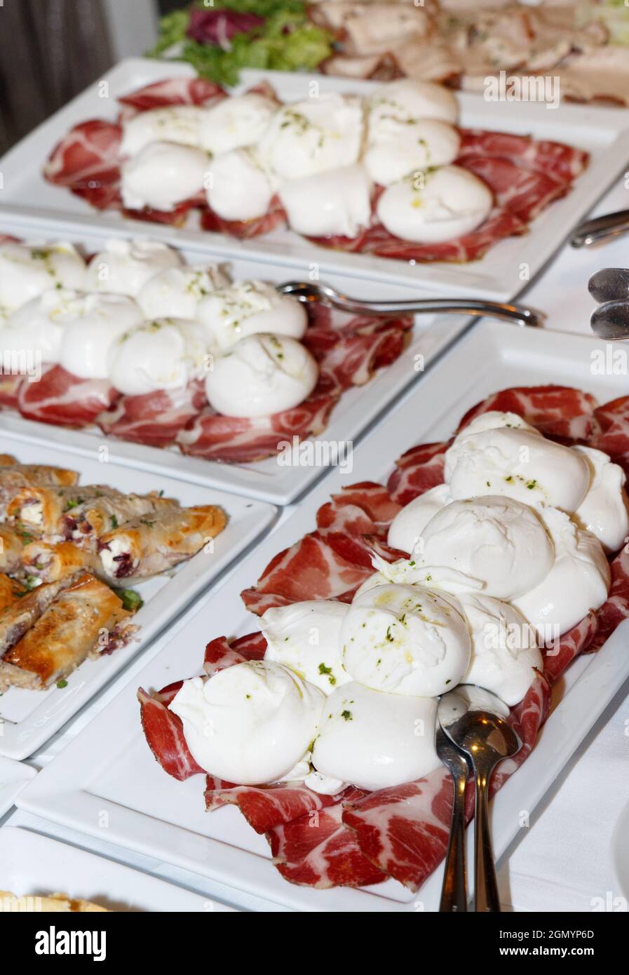 Traditionelle Apuläus-Mozzarella und Antipasti-Snacks während einer italienischen Hochzeit oder Feier, über dem Blick. Festlicher Empfang mit verschiedenen nationalen Gerichten. Stockfoto