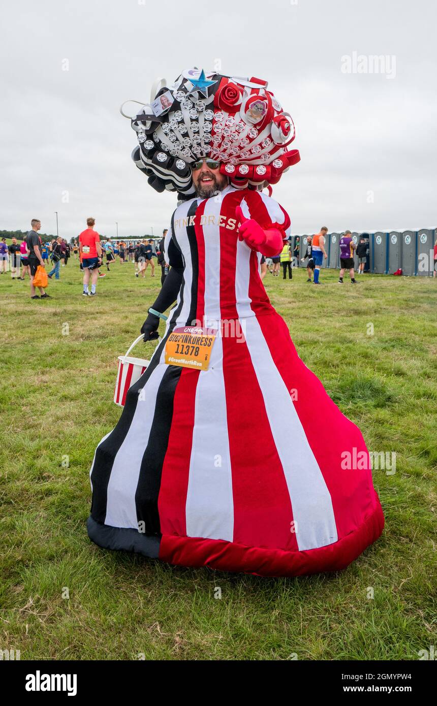 „Big Pink Dress“ Colin Burgin-Plews in einem schicken Kleid, das sich bereit macht, am Great North Run 2021, GNR40 um newcastle City Cent teilzunehmen Stockfoto
