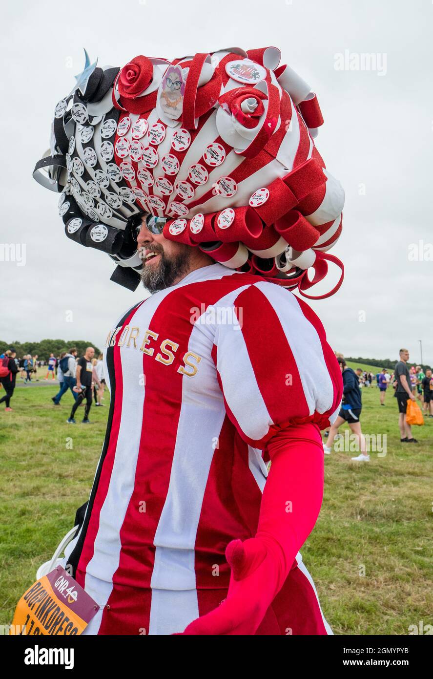 „Big Pink Dress“ Colin Burgin-Plews in einem schicken Kleid, das sich bereit macht, am Great North Run 2021, GNR40 um newcastle City Cent teilzunehmen Stockfoto