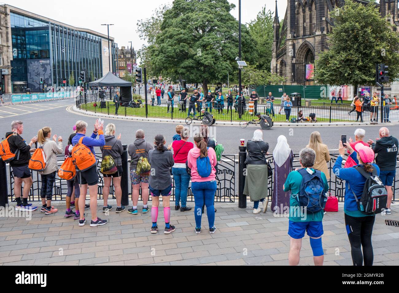 Elite-Rollstuhlathleten, die beim Great North Run 2021, GNR40, im Stadtzentrum von Newcastle gegeneinander antreten. Stockfoto