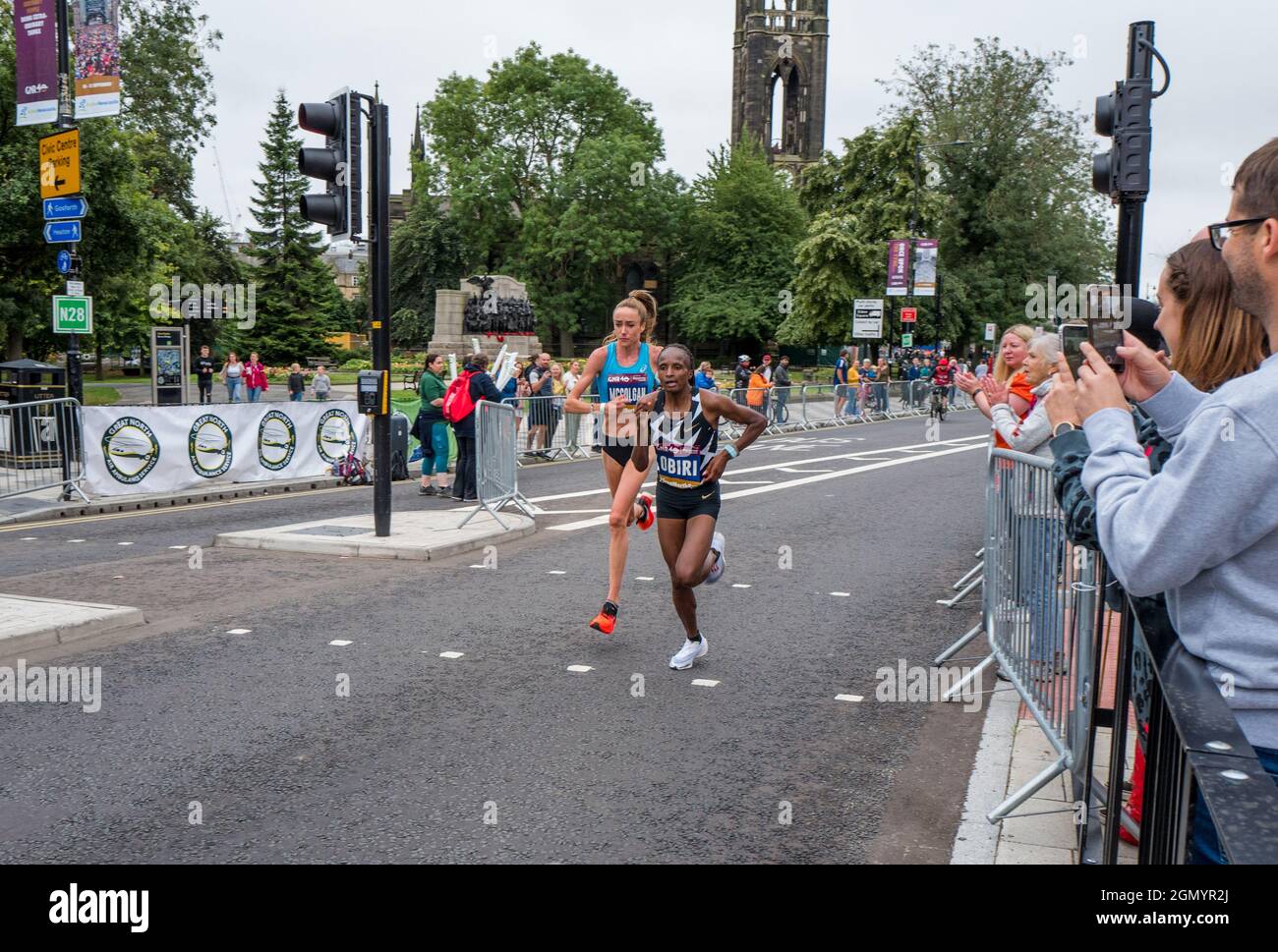 Die Eliteläufer Eilish McColgan und Helen Obiri laufen beim Great North Run 2021, GNR40, um das Stadtzentrum von Newcastle herum. Stockfoto