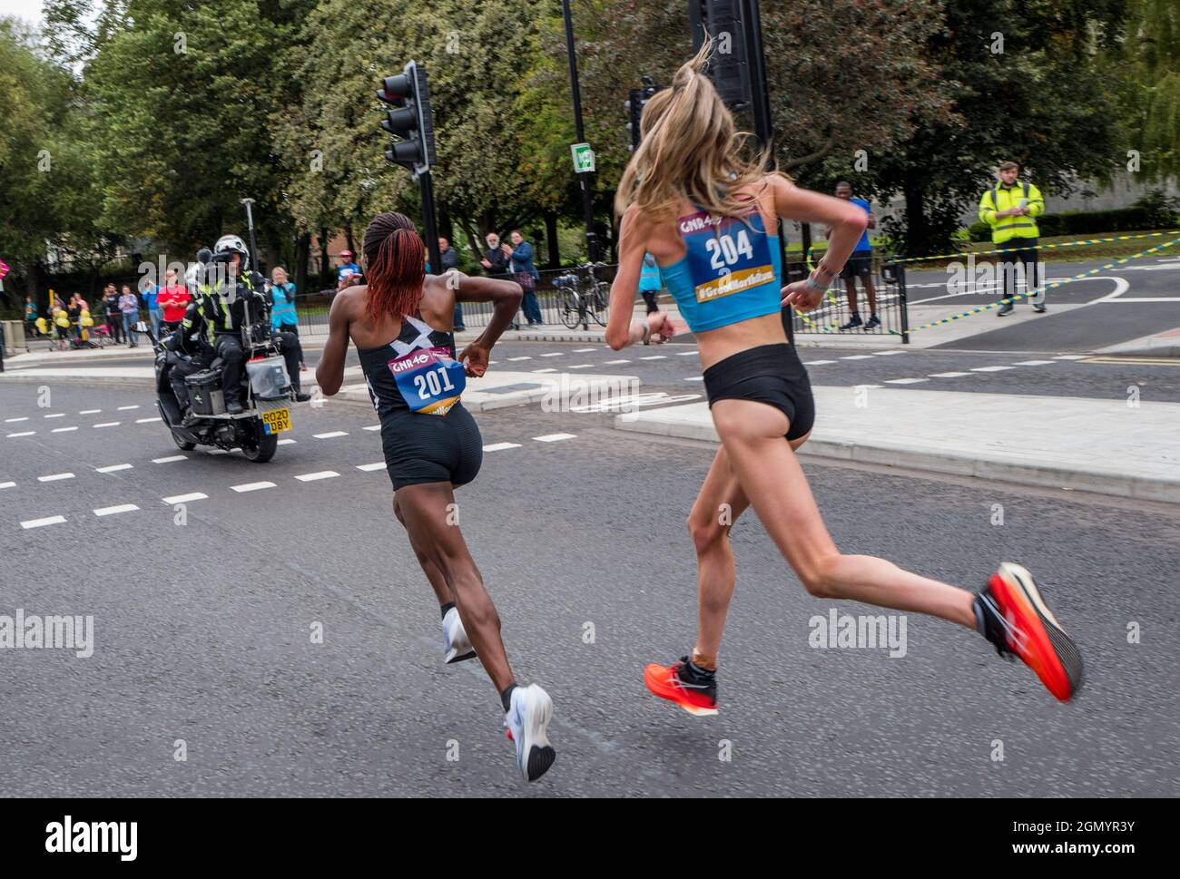 Die Eliteläufer Eilish McColgan und Helen Obiri laufen beim Great North Run 2021, GNR40, um das Stadtzentrum von Newcastle herum. Stockfoto