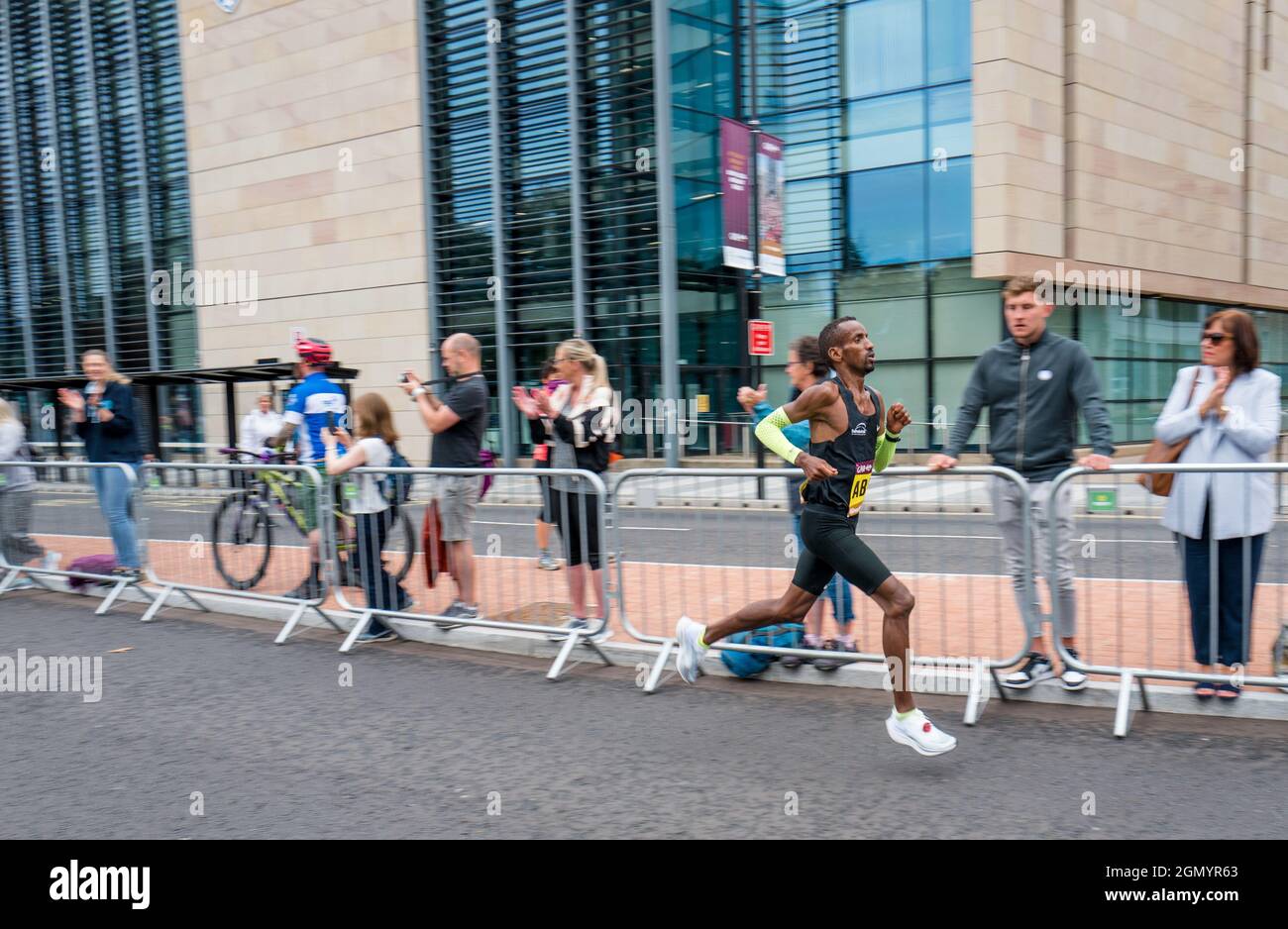 Eliteläufer Bashir Abdi läuft beim Great North Run 2021, GNR40, um das Stadtzentrum von Newcastle. Stockfoto