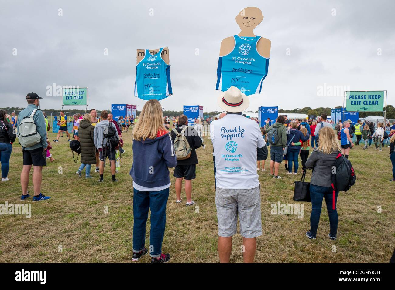 Die Unterstützung wartet am Treffpunkt am Ende des Great North Run 2021, GNR40 um das Stadtzentrum von newcastle. Stockfoto