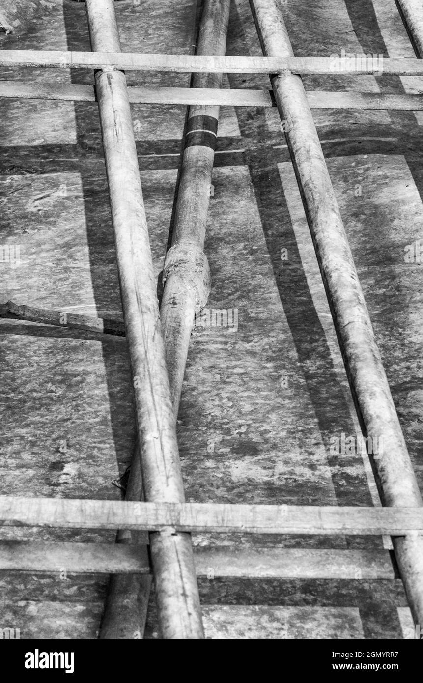 Monochromer Render von zerbrochenem Bauernhoftor auf dem Boden - verzinkte Metallarbeiten und Schläuche. [ANMERKUNG ZUM FOKUSPUNKT in der Beschreibung.] Stockfoto