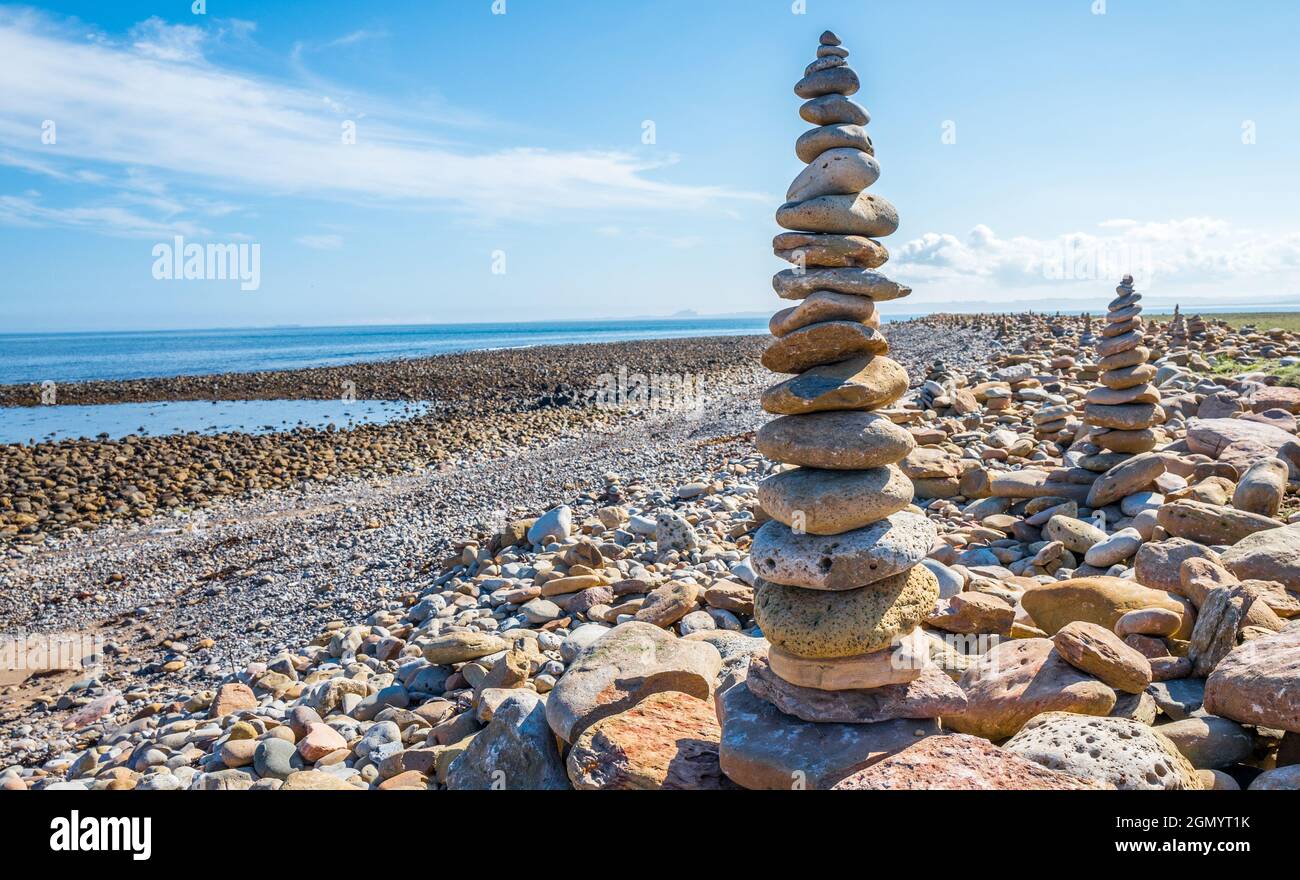 Stein Kunst, Feinwuchtung der Steine übereinander auf der heiligen Insel von Lindisfarne, Northumberland, England. Stockfoto