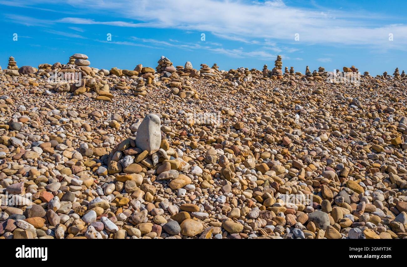 Stein Kunst, Feinwuchtung der Steine übereinander auf der heiligen Insel von Lindisfarne, Northumberland, England. Stockfoto
