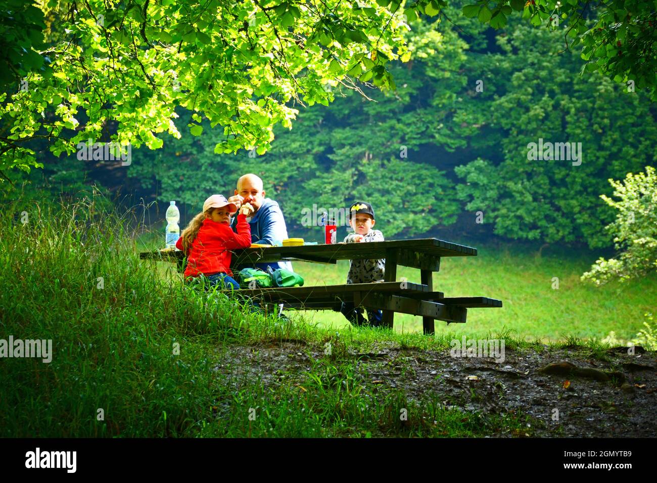 Familie beim Picknick im grünen Park, Landsberg am Lech Deutschland Stockfoto