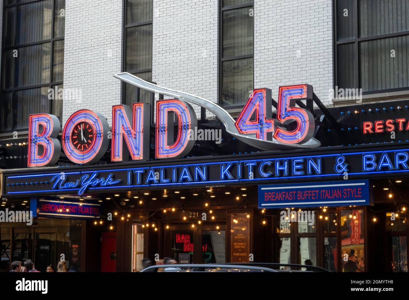 Bond 45 Italienische Küche und Bar Schild an der West 46th Street in Times Square, New York City, USA Stockfoto