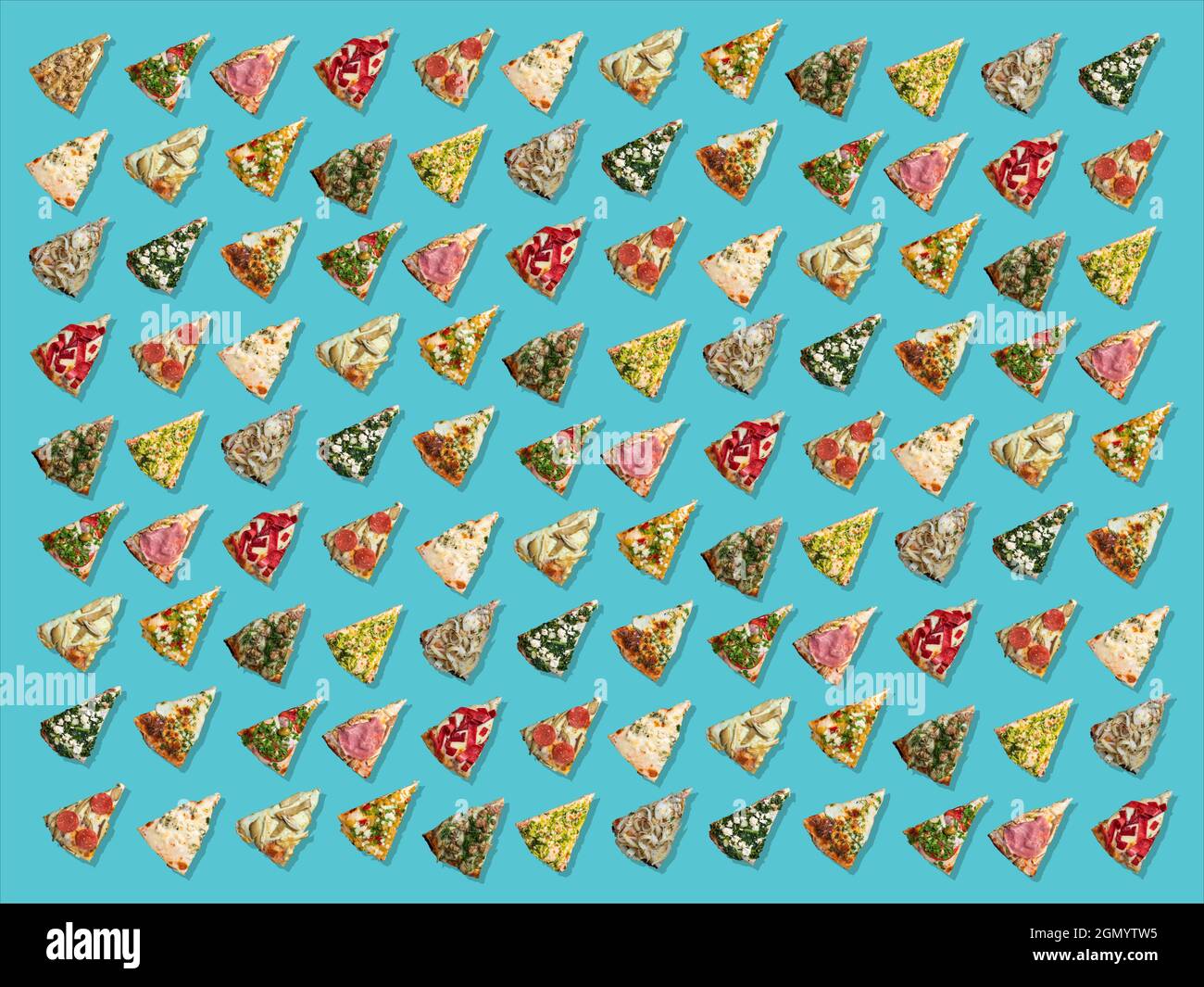 Das Muster besteht aus verschiedenen dreieckigen Pizzascheiben, die diagonal aufgereiht sind. Stockfoto