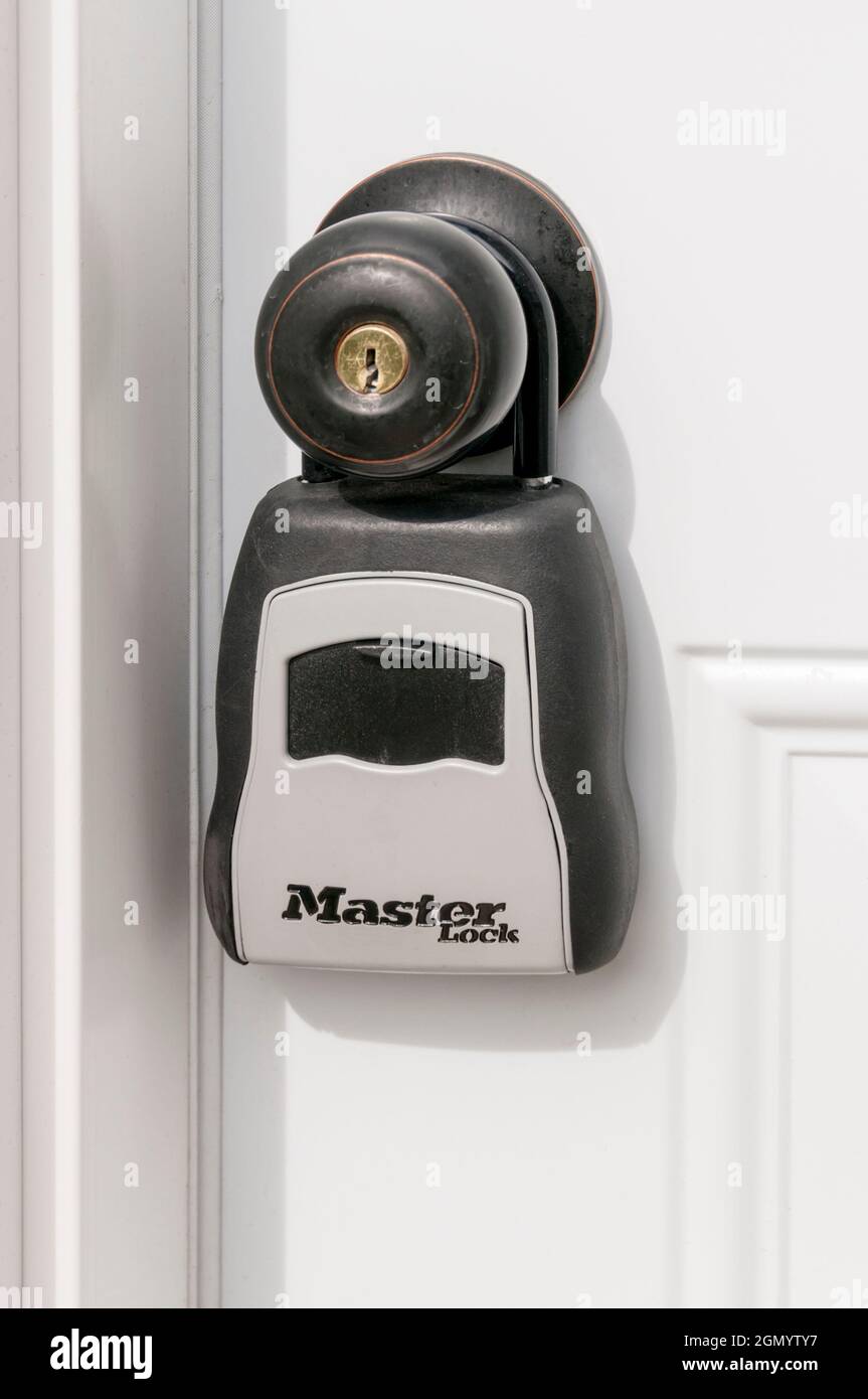 Ein Master Lock Schlüssel ermöglicht es einem Mieter, auf eine Ferienwohnung zuzugreifen. Stockfoto