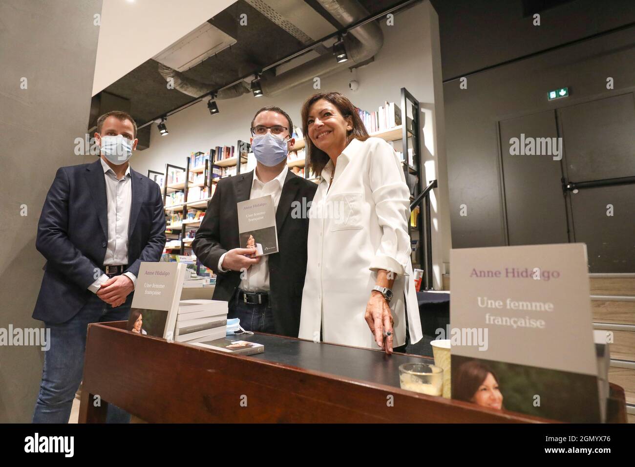 WIDMUNG, ANNE HIDALGO MIT IHREM BUCH IN DER PARISER BUCHHANDLUNG LE DIVAN Stockfoto