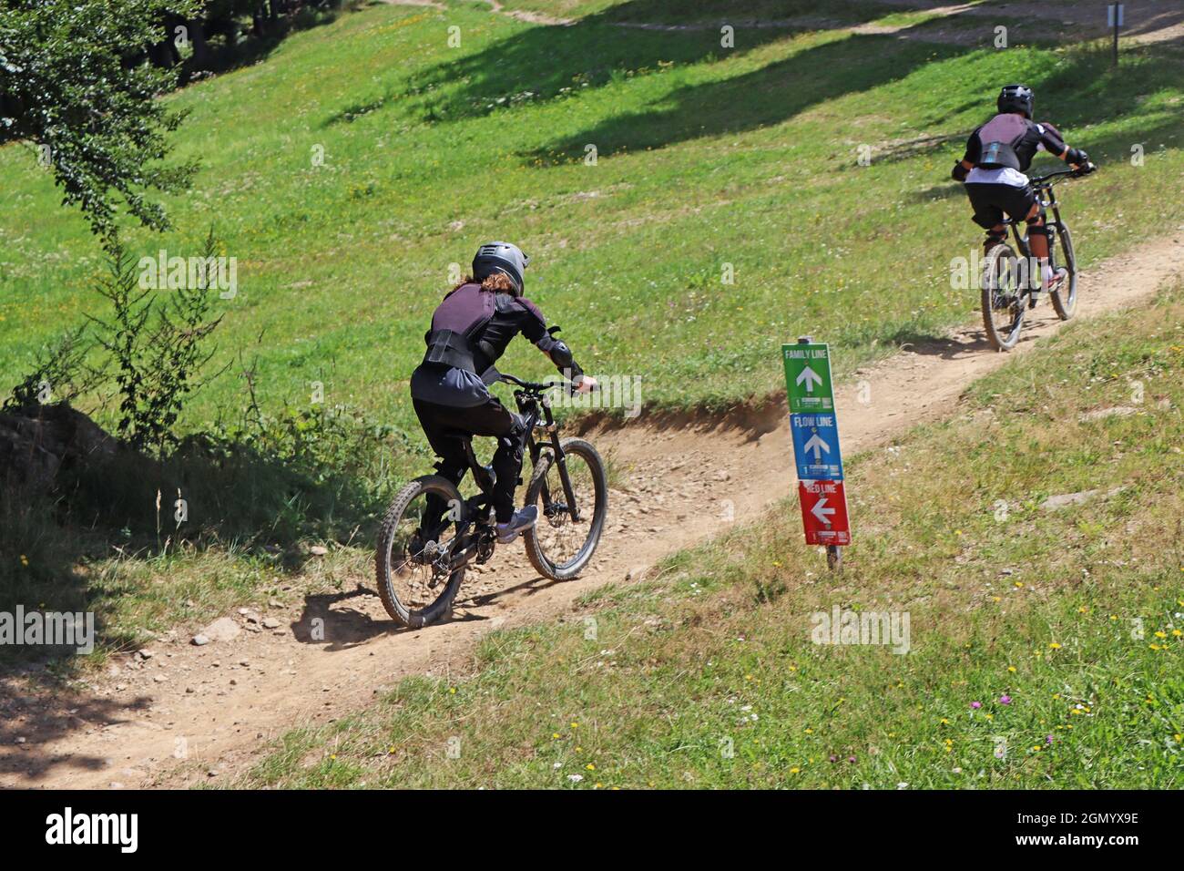 Paar Radfahren auf dem Mountainbike, reitet Bergweg. Stockfoto
