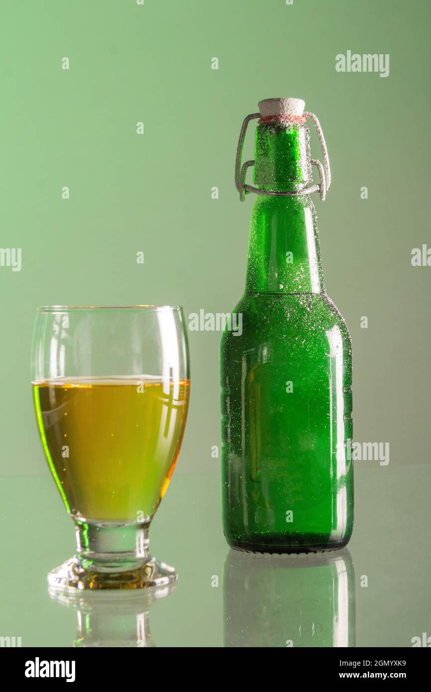 Bier mit grüner Flasche auf grünem Hintergrund Stockfotografie - Alamy