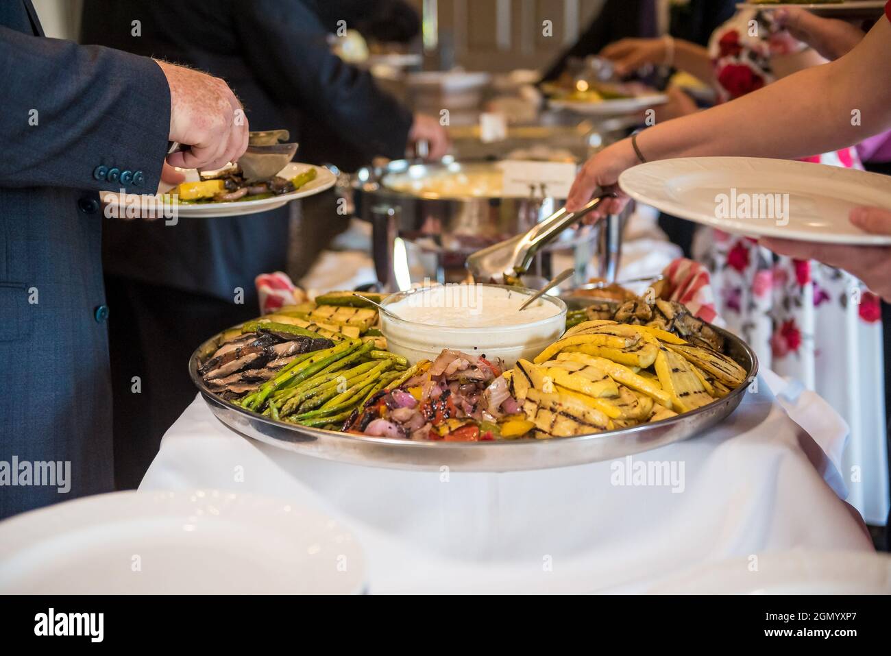 Nahaufnahme der Hände, die während der Hochzeit im Marietta Country Club in Marietta, GA, Essen nahmen Stockfoto