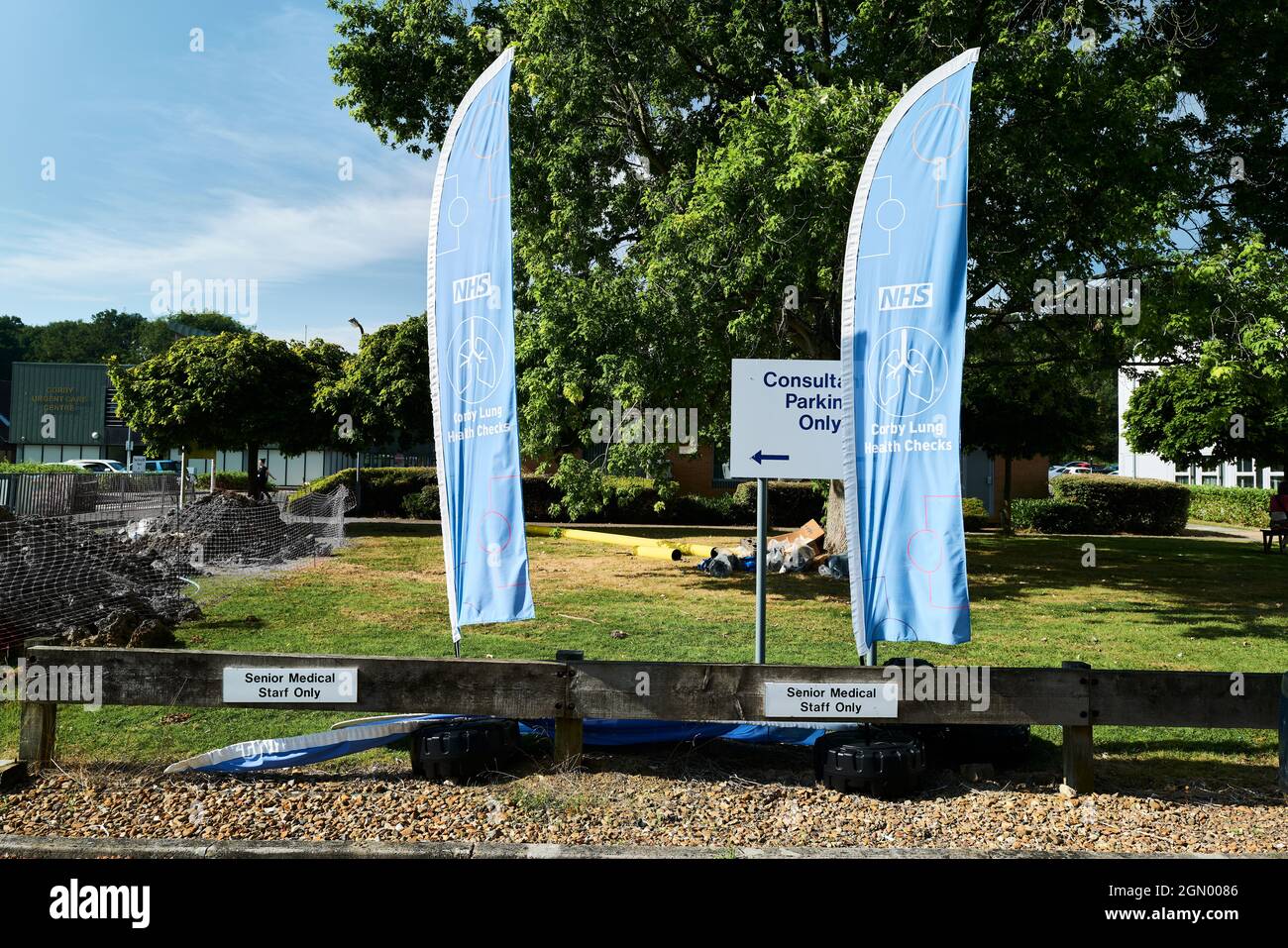 Parking spaces for senior medical staff only outside the Nuffield Diagnostic Centre, Corby, England. Stockfoto