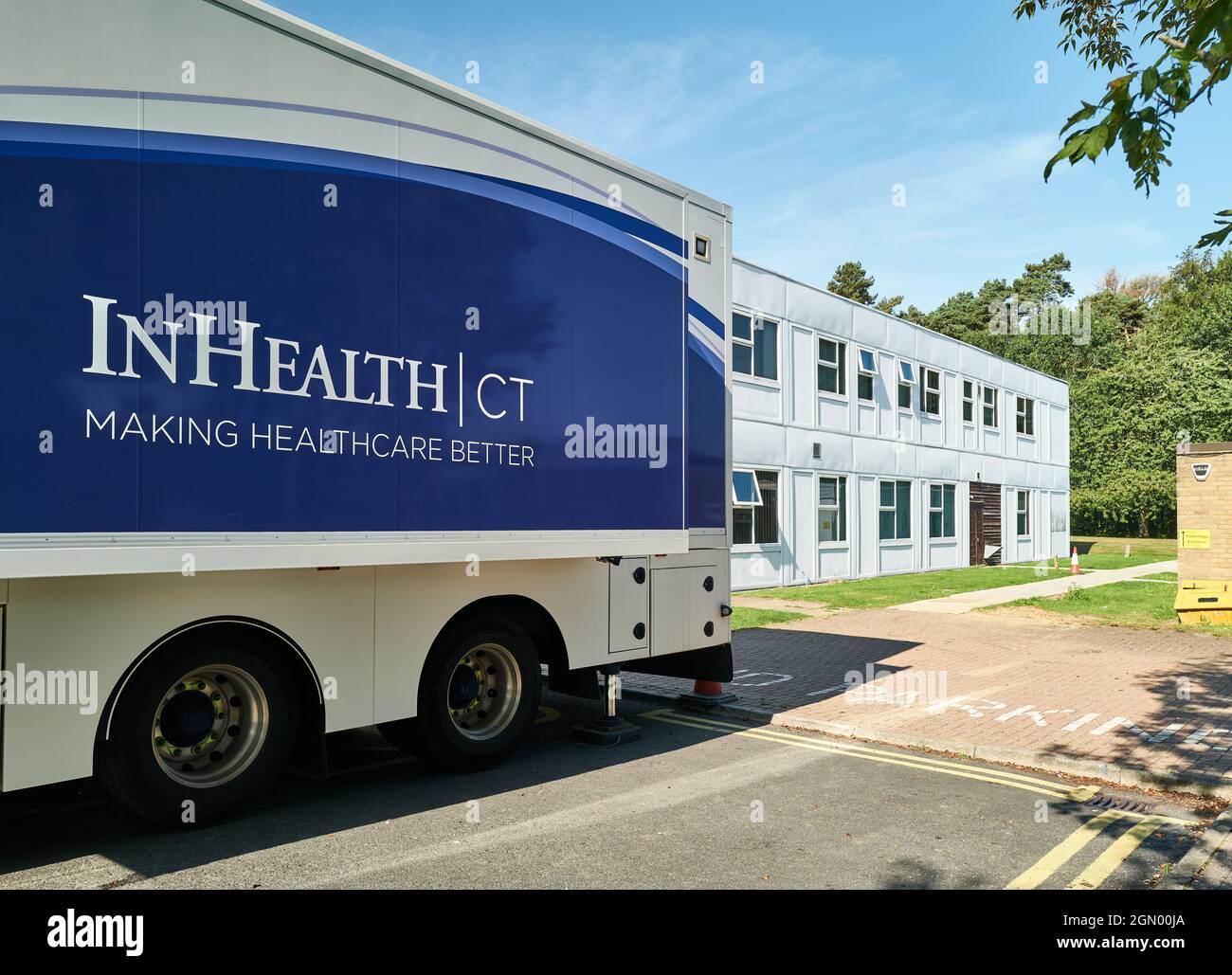 InHealth/CT-Scanwagen vor dem Nuffield-Diagnostikzentrum, Corby, England. Stockfoto