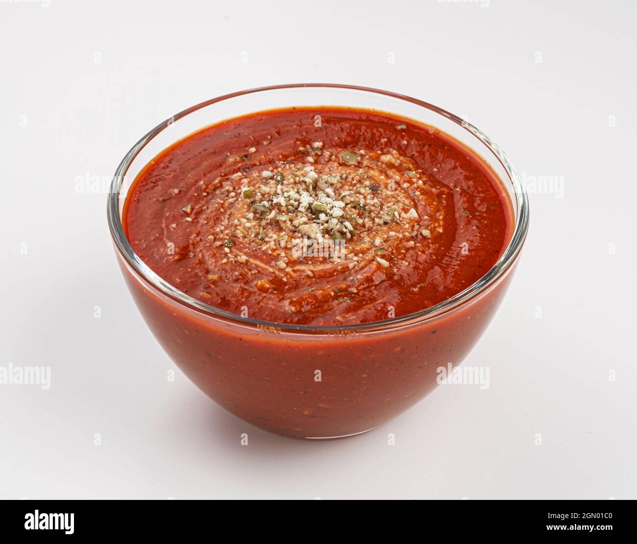 Glasschüssel mit Tomatensahnesuppe Stockfoto